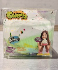 New Viral Squeeze Sweetz Scented Squishy Dessert Green/White Cupcake Squeeze Toy