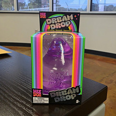 NeeDoh Dream Drop Tactile Squeeze Toy Purple w/ Splash Display Stand 3+