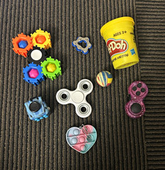 Fidget Toys/Hand Spinners Multicolor w/ Play-Doh Tub