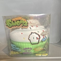 Squeezamals SweeTz Scented Squishy Cupcake Squeeze Toy White/Green, 3+
