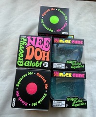 Lot of 5 NeeDoh Squeeze Toys – 2 Nice Cubes + 3 Groovy Globs (2 Pink, 1 Green)